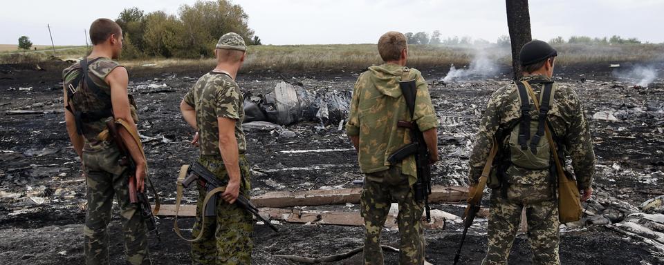 Des séparatistes prorusses parmi les débris du vol MH17. [Maxim Zmeyev]