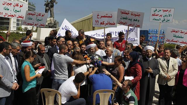 Des libanais se mobilisent à Beyrouth suite à la décapitation de deux soldats par l'EI. [EPA/Keystone - Nabil Mounzer]