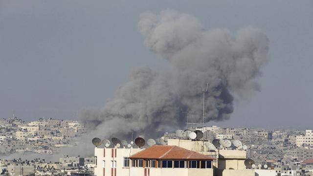 De la fumée s'échappe d'un bâtiment visée par une frappe à Gaza, ce vendredi 8 août. [Ahmed Zakot]