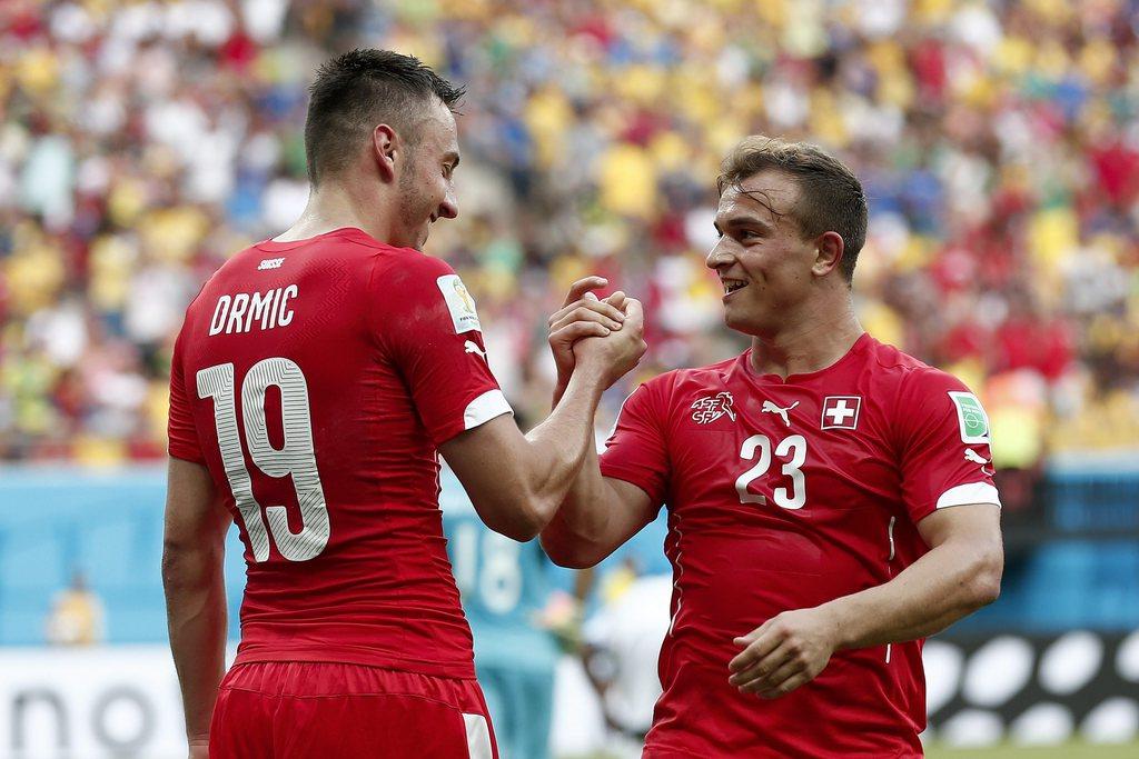 La complicité entre Drmic, auteur de deux assists, et le "triple" buteur Shaqiri. [Peter Klaunzer]