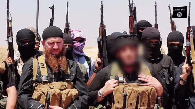Des membres de l'Etat islamique, dont le leader militaire d'origine géorgienne Abu Omar Al-Shishani (à gauche, visage découvert). [Al-Itisam Media / AFP]