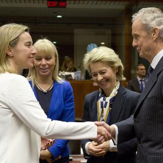 La cheffe de la diplomatie européenne Francesca Mogherini en compagnie notamment des ministres de la Défense espagnol, néerlandais et allemand. [AP Photo/Keystone - Virginia Mayo]