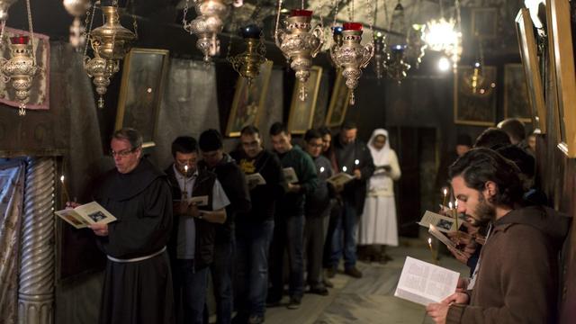 Messe dans la grotte de l'église de la Nativité à Béthleem.