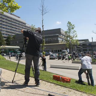 Quelques médias s'installent devant le CHUV à Lausanne, où Michael Schumacher a été transféré après sa sortie du coma. [Sandro Campardo]