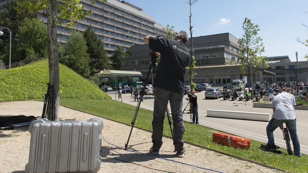 Quelques médias s'installent devant le CHUV à Lausanne, où Michael Schumacher a été transféré après sa sortie du coma. [Sandro Campardo]