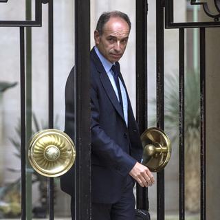 Jean-François Copé quitte son domicile pour se rendre à la réunion de l'UMP, ce 27 mai 2014 à Paris. [AFP PHOTO / FRED DUFOUR]