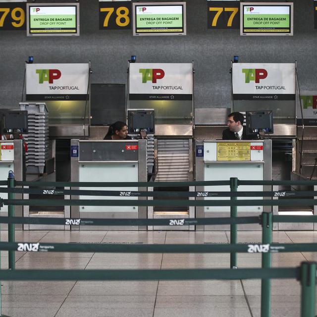 Des guichets vides de la compagnie TAP à l'aéroport de Lisbonne, 09.08.2014. [EPA/Keystone - Mario Cruz]
