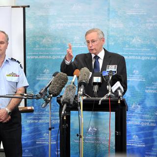 Il s'agit de la "meilleure piste depuis le début des recherches", selon le responsable de l'Autorité australienne de sécurité maritime, John Young (à droite). [AFP - Mark Graham]