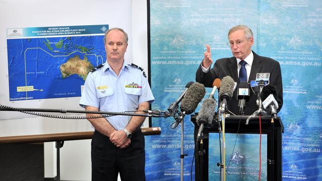 Il s'agit de la "meilleure piste depuis le début des recherches", selon le responsable de l'Autorité australienne de sécurité maritime, John Young (à droite). [AFP - Mark Graham]