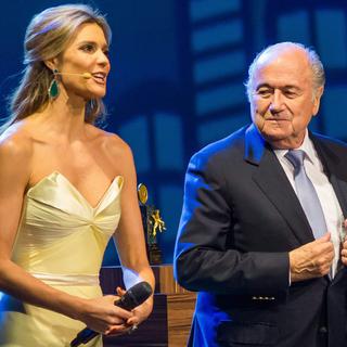 Le président de la FIFA Sepp Blatter en compagnie du modèle brésilien Fernanda Lima. [EPA/Sebastiao Moreira]