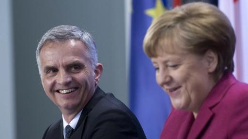 Le président Didier Burkhalter était en visite à Berlin mardi pour évoquer avec la chancelière allemande le vote suisse du 9 février et ses conséquences. [JOHANNES EISELE]