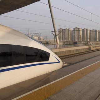 Un train à grande vitesse en Chine. [EPA/ADRIAN BRADSHAW]