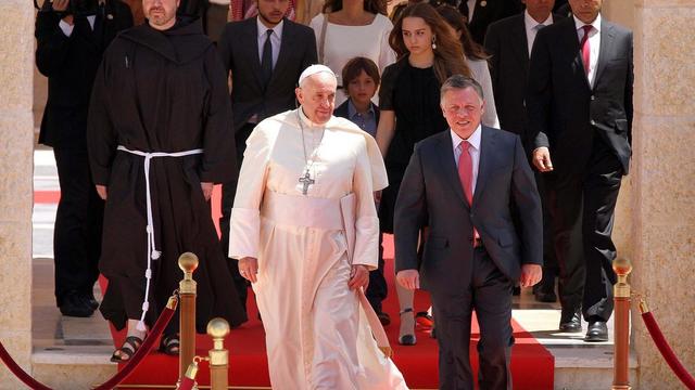 Le pape François en compagnie du roi Abdullah de Jordanie, devant la famille royale au palais Husseinia à Hamman.