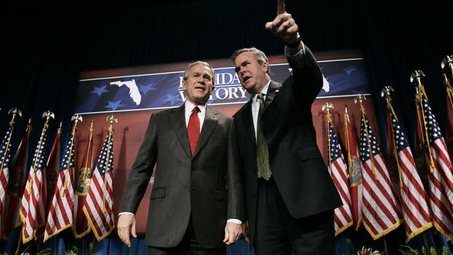 Jeb Bush (à droite), accompagné de son frère George W. Bush. [Pablo Martinez Monsivais]