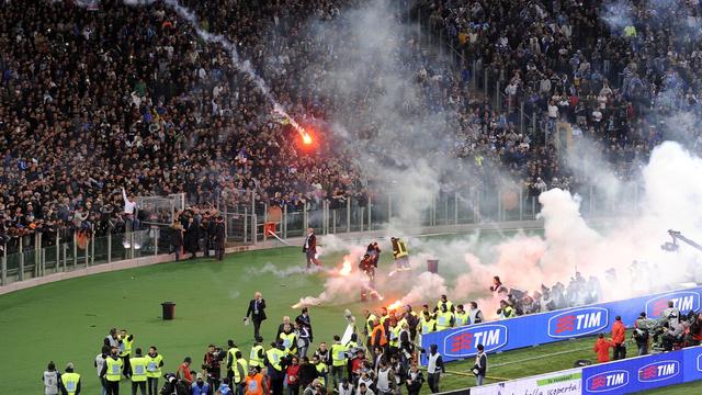 Les supporters napolitains ont lancé de nombreux fumigènes après avoir appris qu'un des leurs avait été blessé.