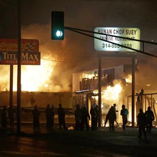 Des scènes de violences et de pillage ont suivi l'annonce du verdict à Ferguson, dans la nuit de lundi à mardi. [David Goldman]