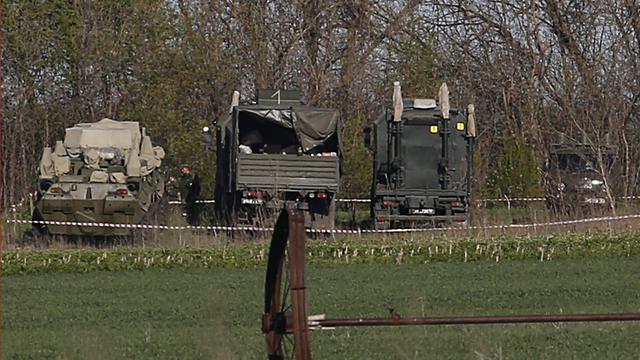 Des véhicules de l'armée russe stationnés à environ 2 kilomètres de la frontière avec l'Ukraine dans la région de Rostov. [AP Photo/Pavel Golovkin]