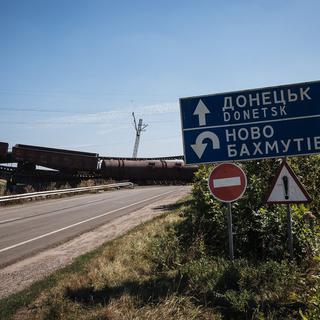 Un train arrêté sur un pont ferroviaire bloquait mercredi une route entre Charkov et Donetsk.