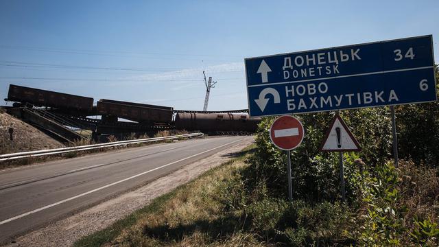 Un train arrêté sur un pont ferroviaire bloquait mercredi une route entre Charkov et Donetsk.