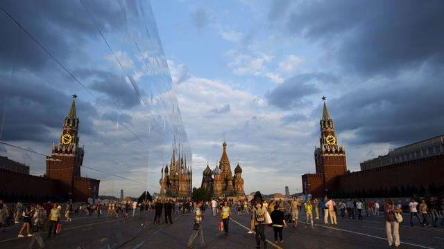 Le Kremlin et la place Rouge attirent toujours autant les touristes suisses. [AP Photo/ Maxim Marmur]