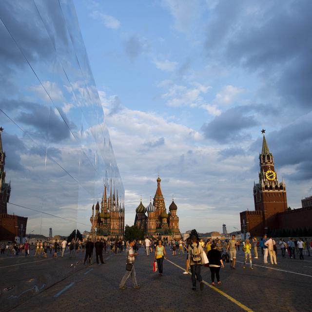 Le Kremlin et la place Rouge attirent toujours autant les touristes suisses. [AP Photo/ Maxim Marmur]