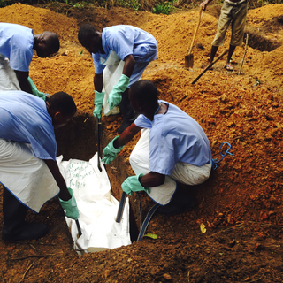 Victime enterrée à Kailahun, Sierra Leone. [WHO/Reuters - Tarik Jasarevic]