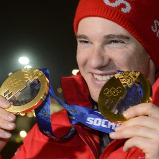 9 février. Dario Cologna remporte le skiathlon et offre à la Suisse sa première médaille de ces Jeux, en or qui plus est! Cinq jours plus tard, "Super Dario" marque définitivement les olympiades de Sotchi de son empreinte en s'imposant sur 15 km. Le Grison est ainsi devenu le troisième athlète suisse à compter plus de deux titres olympiques, à égalité avec Vreni Schneider (3) et à une longueur de Simon Ammann. [Keystone - Laurent Gilléron]