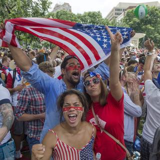 Des fans de soccer réunis à Washington pour regarder le match des Américains contre l'Allemagne. [EPA/Michael Reynolds]