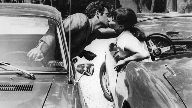 Jean-Paul Belmondo et Anna Karina dans "Pierrot le fou" de Jean-Luc Godard (1965). [Rome-Paris / De Laurentiis / Beauregard / The Kobal Collection/ AFP]