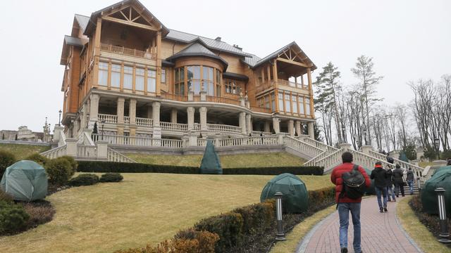 La résidence du président ukrainien Viktor Ianoukovitch a été investie par les opposants samedi. [AP Photo/Efrem Lukatsky]