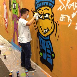 Un apprenti-graffeur lors de l'atelier organisé par la Ville de Lausanne en 2014. [Pauline Vrolixs]