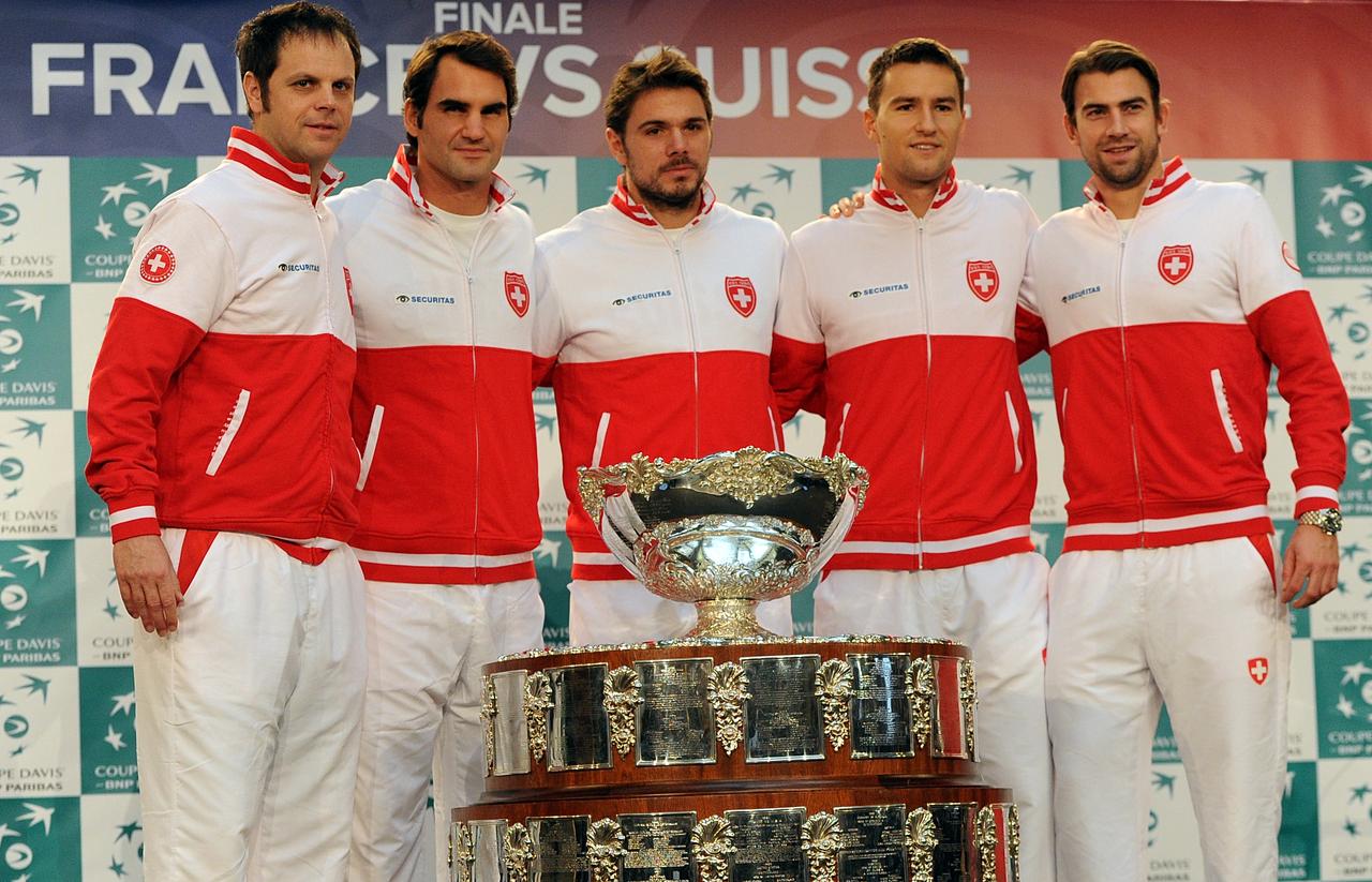 Avec Roger et Stan, ici entourés de Lüthi, Chiudinelli et Lammer, cette équipe de Suisse a fière allure. [AFP - PHILIPPE HUGUEN]