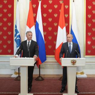 Didier Burkhalter a rencontré Vladimir Poutine à Moscou le 7 mai. [EPA/RIA NOVOSTI/Keystone - Alexey Druginyn]
