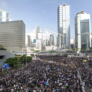 La foule des manifestants ce lundi dans le centre de Hong Kong. [Tyrone Siu]