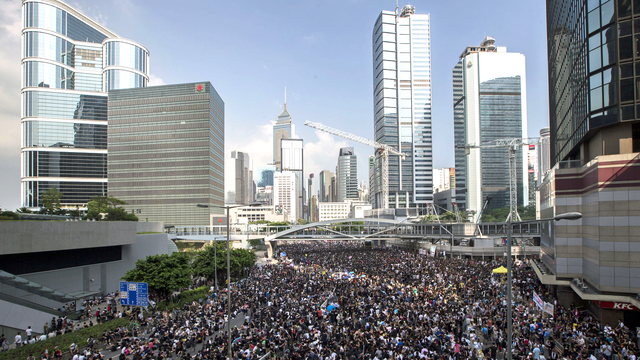 La foule des manifestants ce lundi dans le centre de Hong Kong. [Tyrone Siu]