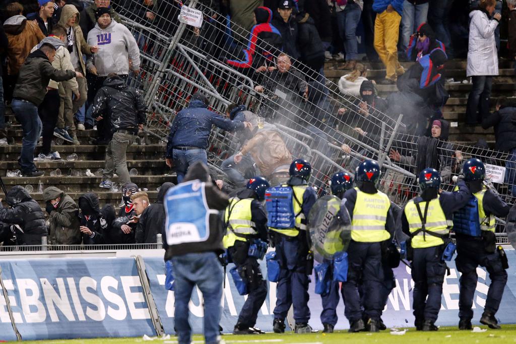 Une poignée de hooligans bâlois ont semé le chaos après le match. [Patrick B. Kraemer]