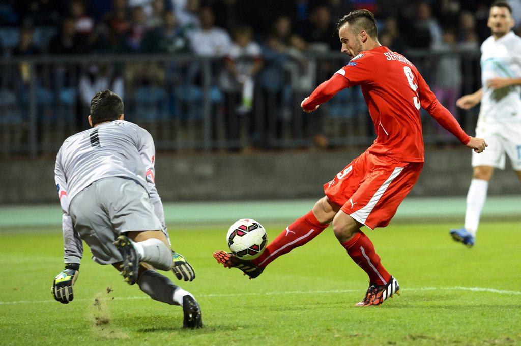 Seferovic bute sur l'excellent portier Samir Handanovic. [KEYSTONE - Laurent Gilliéron]