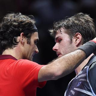 Federer et Wawrinka se congratulent après leur lutte acharnées. Ils se retrouveront très vite à Lille pour disputer ensemble la finale de la Coupe Davis. [Andy Rain]