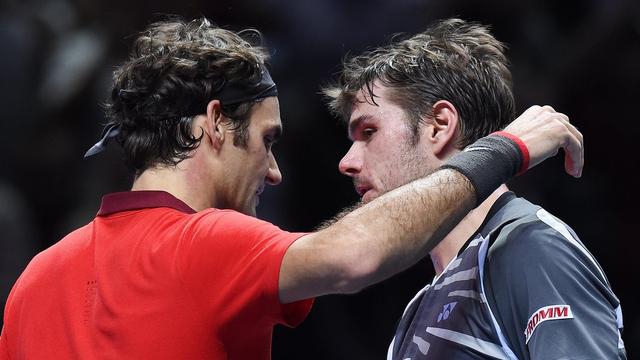 Federer et Wawrinka se congratulent après leur lutte acharnées. Ils se retrouveront très vite à Lille pour disputer ensemble la finale de la Coupe Davis. [Andy Rain]