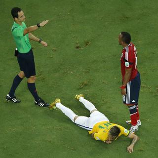 Après la faute sur Neymar lors du match Brésil-Colombie, on a reproché aux arbitres de ne pas distribuer assez de cartons. [Fabrizio Bensch]