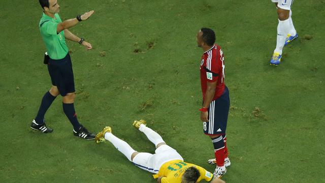 Après la faute sur Neymar lors du match Brésil-Colombie, on a reproché aux arbitres de ne pas distribuer assez de cartons. [Fabrizio Bensch]