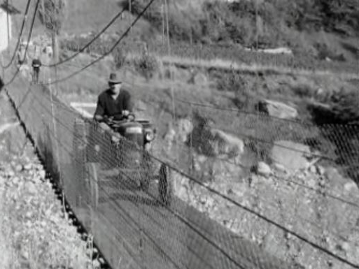 Une nouvelle passerelle pour les habitants du Châtelard. [RTS]