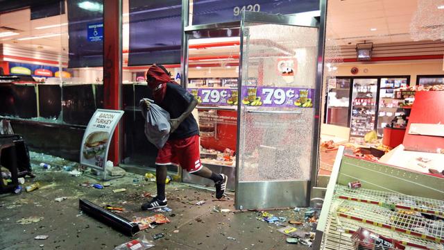 Les émeutiers ont pillé des magasins. [AP Photo/David Carson]