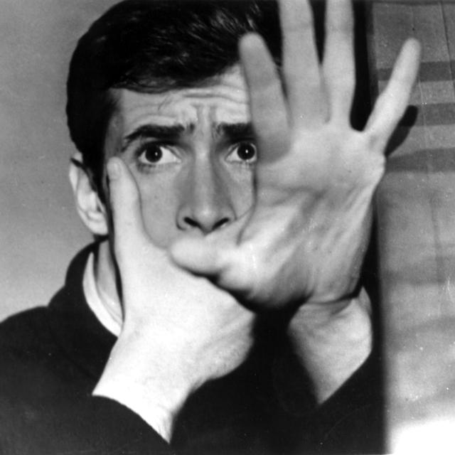 Anthony Perkins dans "Psychose" d'Alfred Hitchcock, 1960. [Archives du 7eme Art / Photo12 / AFP]