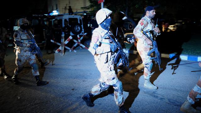 Arrivée des militaires pakistanais sur le tarmac de l'aéroport international Jinnah à Karachi. [Asif HASSAN]