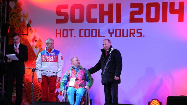 Vladimir Poutine est venu soutenir "ses" athlètes paralympiques à Sotchi. [Ria Novosti/AFP - Alexey Nikolsky]