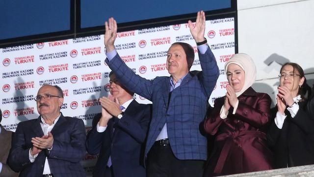 Recept Tayyip Erdogan salue ses supporters après sa victoire à l'élection présidentielle turque. [STR/EPA/Keystone]
