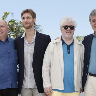 "Les nouveaux sauvages" de Damian Szifron (2e depuis la gauche) a été co-produit par Pedro Almodovar (2e depuis la droite). [EPA/IAN LANGSDON]