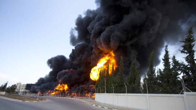 Des flammes engloutissent les réservoirs de carburant de la seule centrale électrique de la la bande de Gaza, le 29 juillet. [MAHMUD HAMS]