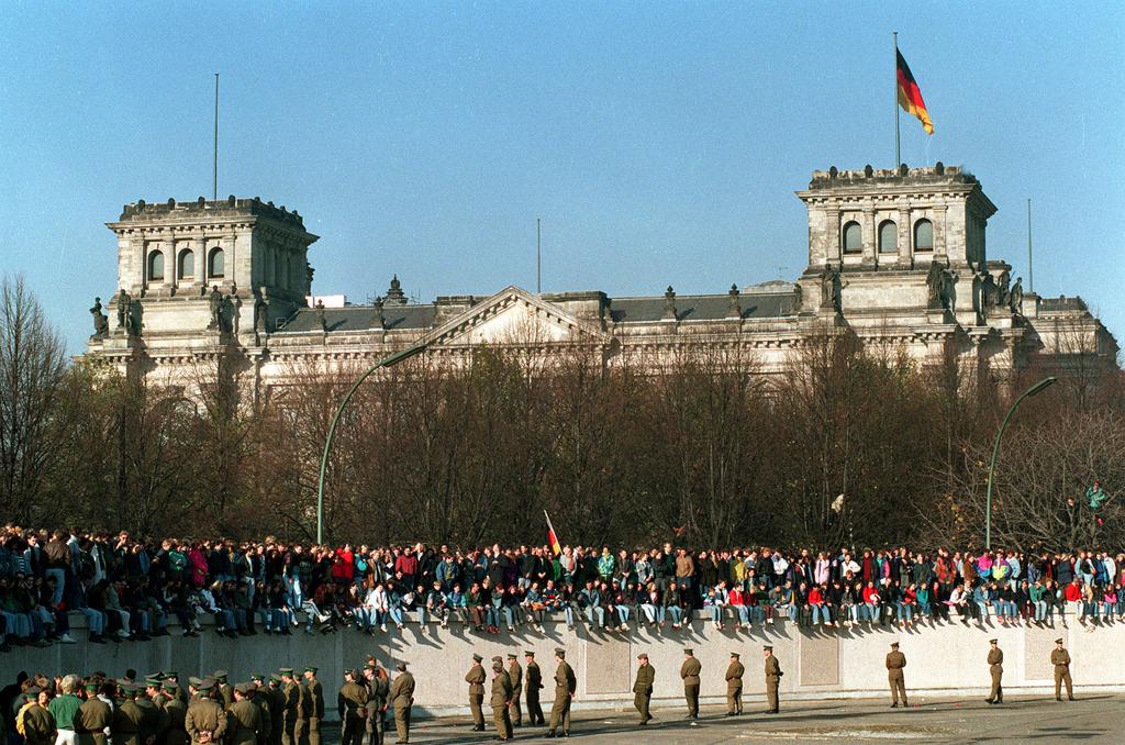 Ciel bleu au réveil et toujours ces images de foule sur le Mur, ici devant le bâtiment du Reichstag. [AP]